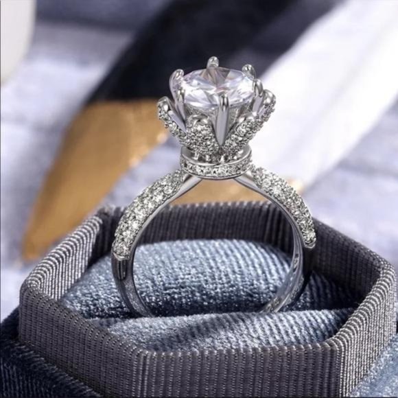 NEW 925 STERLING SILVER FLOWERED DIAMOND RING, CUTE RING, SHINY RING. - Picture 2 of 5